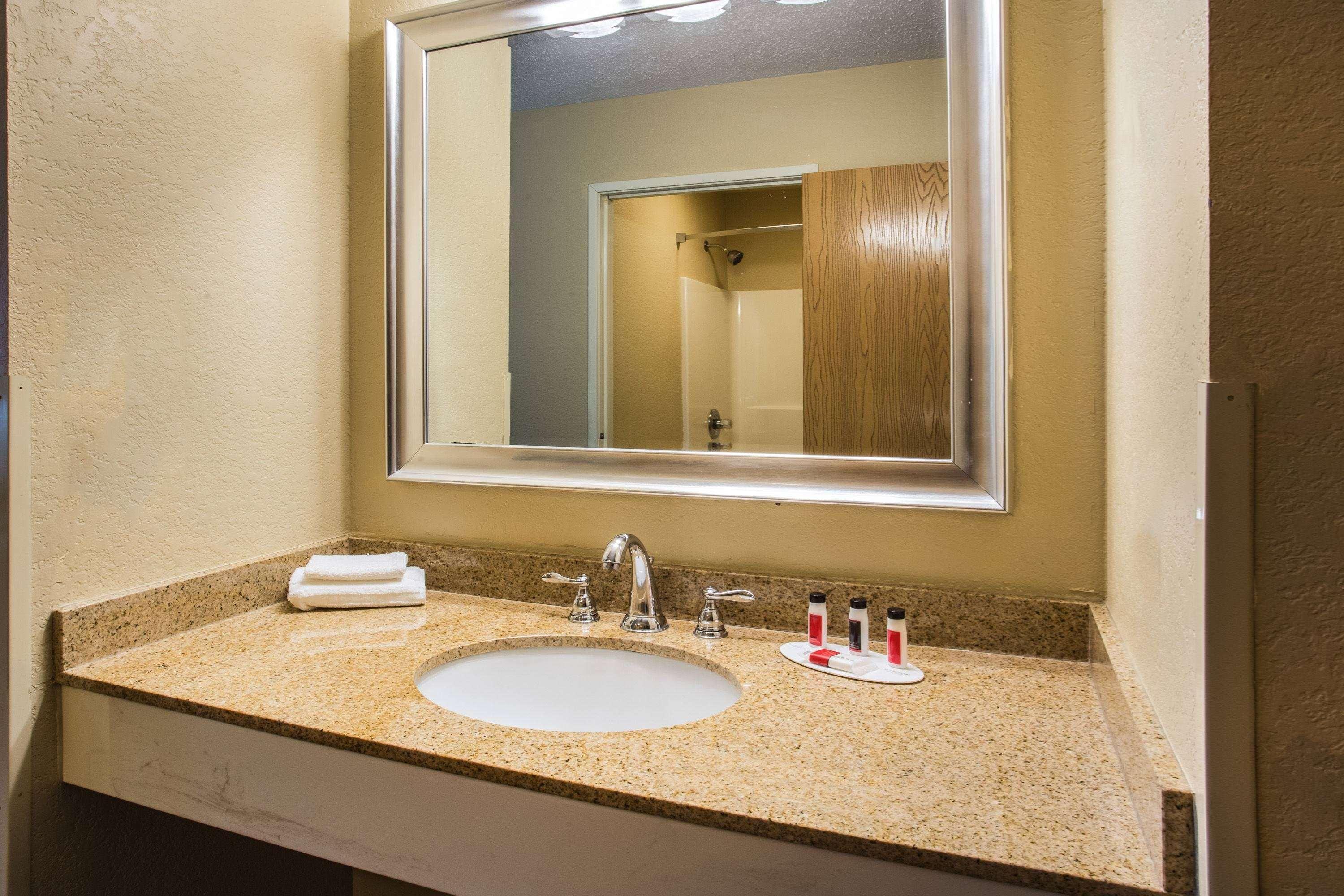 ซูเปอร์ 8 บาย วินด์แฮม เรมิงตัน Hotel Remington ภายนอก รูปภาพ